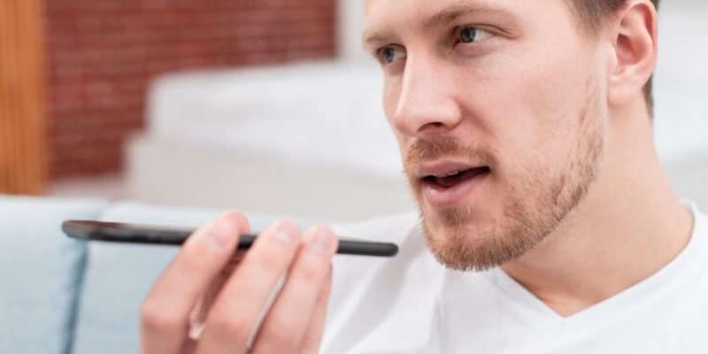 tren pencarian suara atau voice search freepik