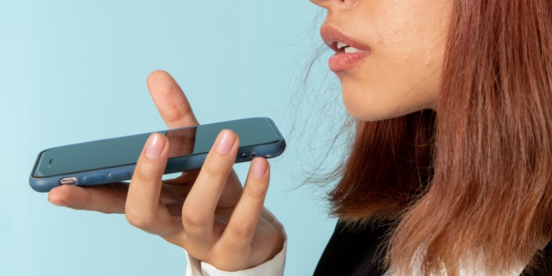 tren pencarian suara atau voice search freepik